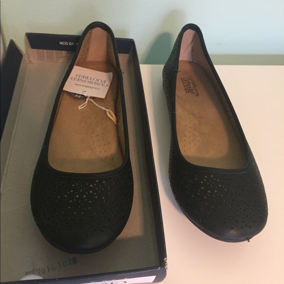 Croft and Barrow Flats 9.5 NWT - Picture 5 of 10